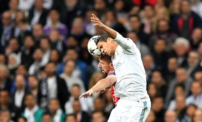 Raphael Varane Real and Franck Ribery FC Bayern head-quarters duel Real Madrid FC Bayern UEFA Champions League CL Semi-Finals 1 2 Final Returnee Season 2017 2018 Soccer Soccer Soccer Men Germany Germany Madrid 1 5 2018 Stadion Bernabeu