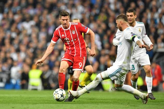 Robert Lewandowski FC Bayern on the ball right Sergio Ramos Real on the back Mateo Kovacic Real Real Madrid FC Bayern UEFA Champions League CL Semi-Finals 1 2 Final Retay Season 2017 2018 Soccer Soccer Soccer Men Germany Germany Madrid 1 5 2018 Stadion Bernabeu