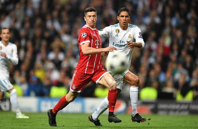 Robert Lewandowski FC Bayern and Raphael Varane Real in action Real Madrid FC Bayern UEFA Champions League CL Semi Finals 1 2 Final Retreats Season 2017 2018 Soccer Soccer Soccer Men Germany Germany Madrid 1 5 2018 Stadion Bernabeu