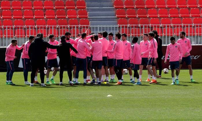 Atletico Madrid players share a light moment during a training session at the team s Cerro del Espino facilities on the eve of their UEFA Europa League semifinal second leg match against Arsenal FC at Wanda Metropolitano stadium, in Madrid, Spain, 02 May 2018. Atletico Madrid training session !ACHTUNG: NUR REDAKTIONELLE NUTZUNG!  Copyright: xZIPIx GRAF6798 20180502-636608622227599107