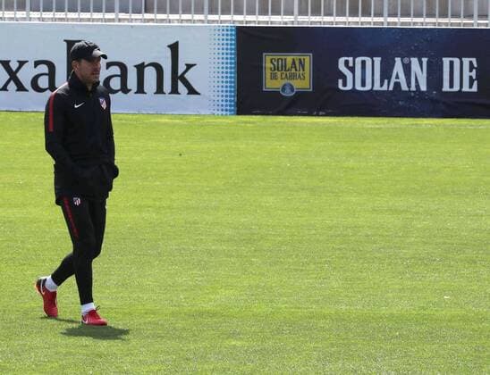 Atletico Madrid head coach, Argentine Diego Pablo Simeone, supervises his players during a training session at the team s Cerro del Espino facilities held on the eve of their UEFA Europa League semifinal second leg match against Arsenal FC at Wanda Metropolitano stadium, in Madrid, Spain, 02 May 2018. Atletico Madrid training session !ACHTUNG: NUR REDAKTIONELLE NUTZUNG!  Copyright: xZIPIx GRAF6815 20180502-636608622871034888
