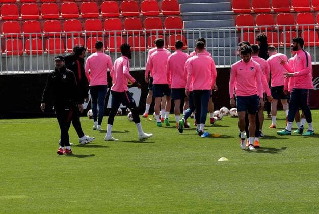 Atletico Madrid head coach, Argentine Diego Pablo Simeone (L), supervises his players during a training session at the team s Cerro del Espino facilities held on the eve of their UEFA Europa League semifinal second leg match against Arsenal FC at Wanda Metropolitano stadium, in Madrid, Spain, 02 May 2018. Atletico Madrid training session !ACHTUNG: NUR REDAKTIONELLE NUTZUNG!  Copyright: xZIPIx GRAF6799 20180502-636608622876972377