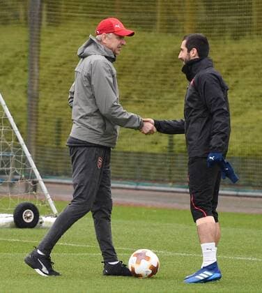 Arsenal Training Ars?ne Wenger manager and Henrikh Mkhitaryan during the Arsenal training session at Colney Training Centre, Colney Content Not Available For UK Newspapers Copyright: xSimonxDaelx FIL-11738-0047