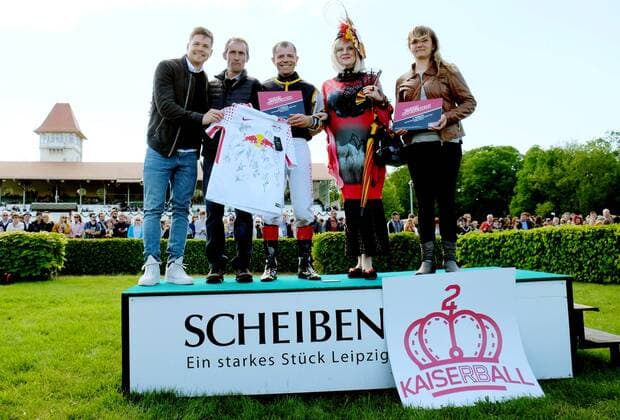 Racecourse Leipzig Leipzig 01 05 2018 Racecourse Scheibenholz In the picture award ceremony of the Kaiserball race a race sponsored by Bundesliga club RB Leipzig in honor of longtime player Dominic Kaiser V l Dominic Kaiser coach Marco Angermann jockey Marc Timpelan
