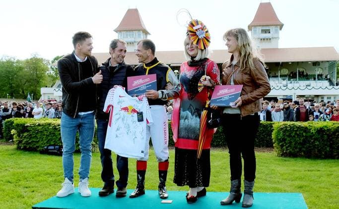 Racecourse Leipzig Leipzig 01 05 2018 Racecourse Scheibenholz In the picture award ceremony of the Kaiserball race a race sponsored by Bundesliga club RB Leipzig in honor of longtime player Dominic Kaiser V l Dominic Kaiser coach Marco Angermann jockey Marc Timpelan