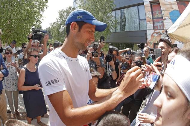 (180502) -- BELGRADE, May 2, 2018 -- Serbia s tennis player Novak Djokovic signs after an open training session in Belgrade, Serbia on May 2, 2018. ) (SP)SERBIA-BELGRADE-NOVAK DJOKOVIC-OPEN TRAINING PredragxMilosavljevic 