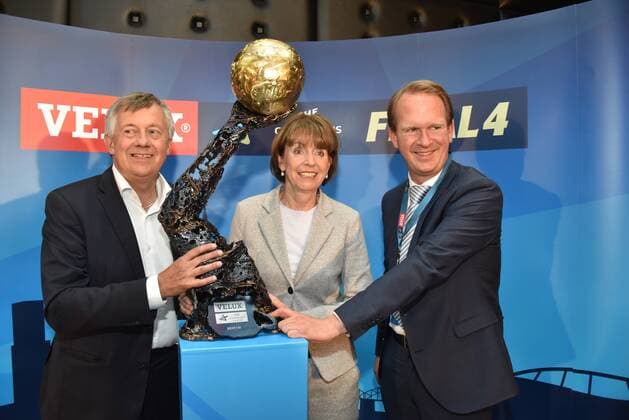 Michael Reimer EHF Secretary General l Henriette Reker Lord Mayor of the City of Cologne Stefan holes Chief of the LanxessArena pose with cup on 02 05 2018 in Cologne at the draw of the Handball Champions League semifinals VELUX EHF FINAL4 2017 taking place on 26 and 27 May in Cologne
