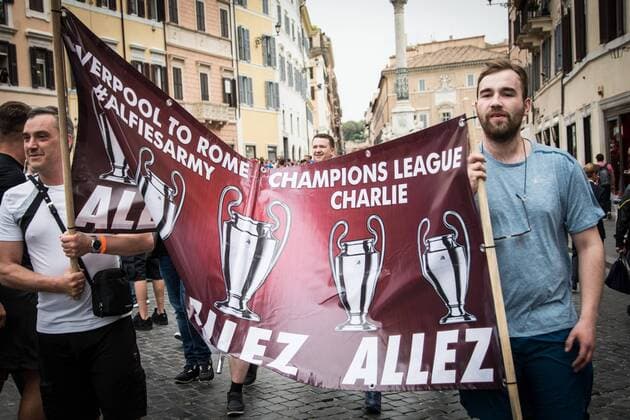 May 2, 2018 - Rome, Italy, Italy - Liverpool fans sing slogans in the Piazza di Spagna neighborhood hours before a Champions League semifinal second leg soccer match between Liverpool and AS Roma, scheduled at the Olympic stadium, in Rome, Wednesday, May 2, 2018,on May 2, 2018 in Rome, Italy. Liverpool Supporters Gather For The UEFA Champions League semi-final Against Roma - ZUMAn230 20180502_zaa_n230_686 Copyright: xAndreaxRonchinix