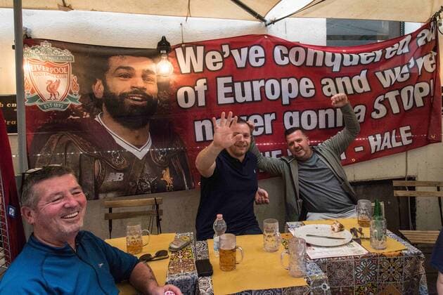 May 2, 2018 - Rome, Italy, Italy - Liverpool fans sing slogans in the Piazza di Spagna neighborhood hours before a Champions League semifinal second leg soccer match between Liverpool and AS Roma, scheduled at the Olympic stadium, in Rome, Wednesday, May 2, 2018,on May 2, 2018 in Rome, Italy. Liverpool Supporters Gather For The UEFA Champions League semi-final Against Roma - ZUMAn230 20180502_zaa_n230_688 Copyright: xAndreaxRonchinix