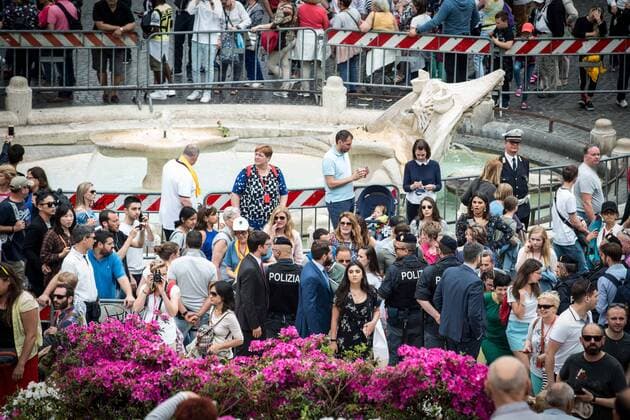 May 2, 2018 - Rome, Italy, Italy - A view of the cordoned-off Barcaccia Fountain, hours before the Champions League semifinal second leg soccer match between Liverpool and Roma, scheduled at the Olympic stadium, in Rome,on May 2, 2018 in Rome, Italy. Liverpool Supporters Gather For The UEFA Champions League semi-final Against Roma  - ZUMAn230 20180502_zaa_n230_690 Copyright: xAndreaxRonchinix