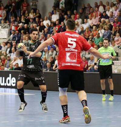 Savvas Savvas VfL Eintracht Hildesheim 77 in the forward movement to Jan Brosch ASV Hamm Westphalia 5 front ASV Hamm Westphalia vs VfL Eintracht Hildesheim Handball 2 Bundesliga 02 05 2018 ASV Hamm Westphalia vs VfL Eintracht Hildesheim Handball 2 Bundesliga 02 05 2018 Hamm Copyright: xEIBNER JanxStrohdiekx EP_JSK