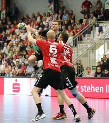 Robin John VfL Eintracht Hildesheim 11 against Markus Fuchs ASV Hamm Westphalia 6 front and Jan Brosch ASV Hamm Westphalia 5 right ASV Hamm Westphalia vs VfL Eintracht Hildesheim Handball 2 Bundesliga 02 05 2018 ASV Hamm Westphalia vs VfL Eintracht Hildesheim Handball 2 Bundesliga 02 05 2018 Hamm Copyright: xEIBNER JanxStrohdiekx EP_JSK