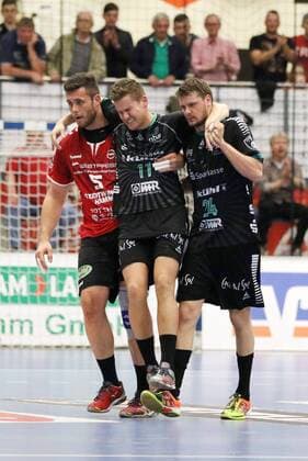 Robin John VfL Eintracht Hildesheim 11 is injured by Jan Brosch ASV Hamm Westphalia 5 left and Fynn Wiebe VfL Eintracht Hildesheim 24 worn by the field ASV Hamm Westphalia vs VfL Eintracht Hildesheim Handball 2 Bundesliga 02 05 2018 ASV Hamm Westphalia vs VfL Eintracht Hildesheim Handball 2 Bundesliga 02 05 2018 Hamm Copyright: xEIBNER JanxStrohdiekx EP_JSK