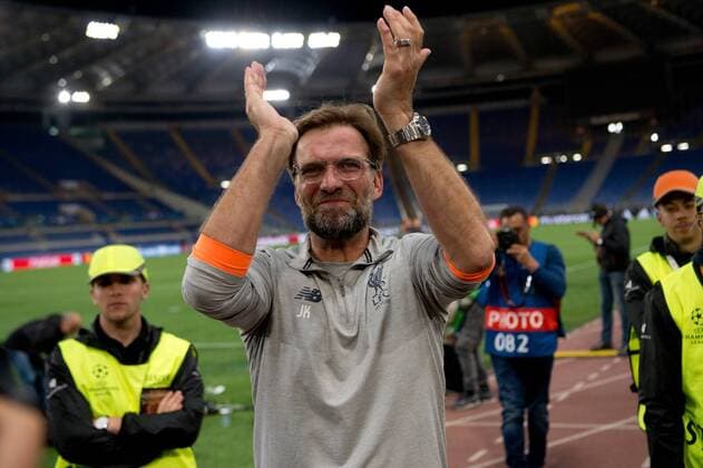 Bilder des Tages - SPORT A.S. Roma v Liverpool UEFA Champions League Semi-Final Liverpool manager Jurgen Klopp applauds his team s supporters following the UEFA Champions League Semi-Final match at the Stadio Olimpico, Rome Content Not Available For UK Newspapers Copyright: xRussellxHartx FIL-11735-0056