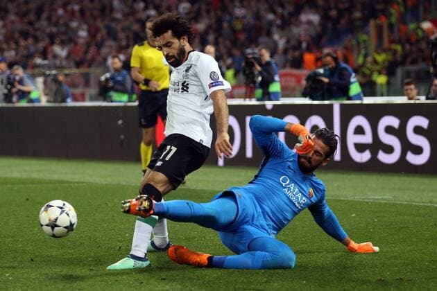 Bilder des Tages - SPORT 2nd May 2018, Stadio Olimpico, Rome, Italy; UEFA Champions League football, semi final, 2nd leg, AS Roma versus Liverpool; (L-R) Mohamed Salah of Liverpool is challenged as goalkeeper Alisson Becker of AS Roma comes out of his box to challenge him  ActionPlus12019027
