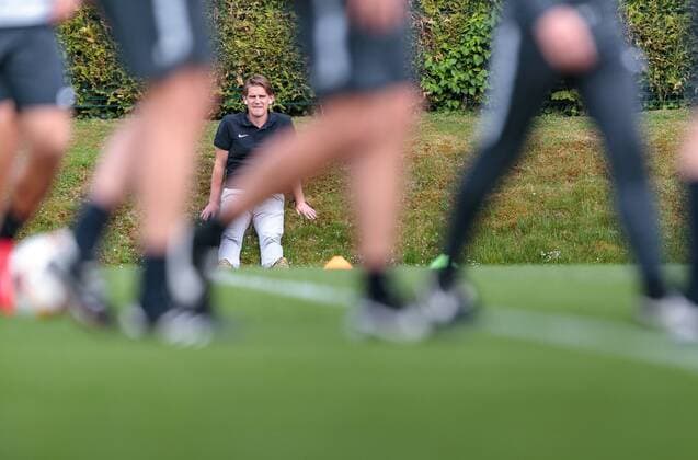 02 05 2018 Trainingsgelde Salzburg AUT UEFA EL Salzburg vs Olympique Marseille Semi-Finals Back Training Training Bild Sports Director Christoph Freund FC Salzburg during a training session before the UEFA Europa League Semifinal 2nd Leg match between FC Salzburg and Olympique Marseille at the training ground in Salzburg Austria on 2018 05 02 Salzburg  EX_FEI
