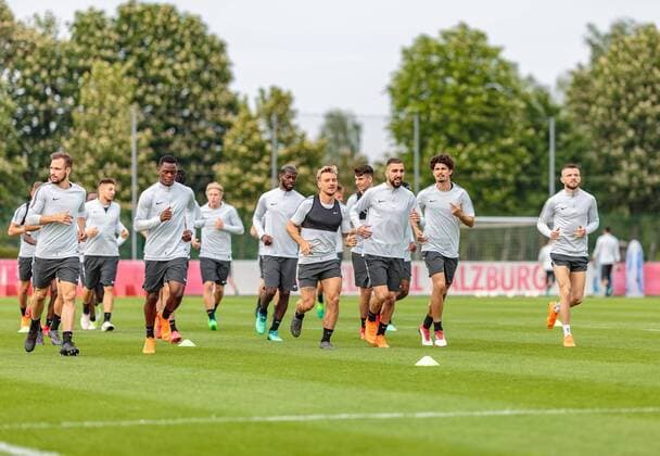 02 05 2018 Trainingsgelde Salzburg AUT UEFA EL FC Salzburg vs. Olympique Marseille Semi-Finals Back Play on picture Player on Heat-Up Andreas Ulmer FC Salzburg Patson Daka FC Fredrik Gulbrandsen FC Salzburg Munas Dabbur FC Salzburg Andre Ramalho FC Salzburg Valon Berisha FC Salzburg during a Trainingssession before the Salzburg vs Olympique Marseille at the training ground in Salzburg Austria on 2018 05 02 Salzburg  EX_FEI