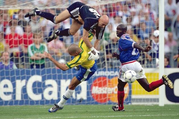 SAINT DENIS, 12-07-1998 , World Cup Final. Football - 1998 FIFA World Cup WM Weltmeisterschaft Fussball - Final - France v Brazil - Stade de France, Saint Denis - 12 7 98 Mandatory Credit: Action Images Stuart Franklin France s. Goalkeeper Fabien Barthez stops Brazil s Ronaldo from scoring WK 1998  x2163107x