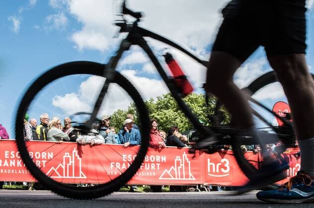 01 05 2018 xmhx Cycling Around the financial center Eschborn 2018 emspor v l Driver at the Mammolshainer mountain Rise Impressions Spectators Eschborn