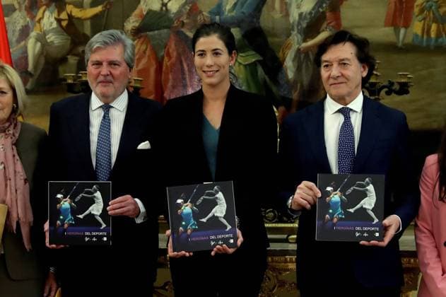 Bilder des Tages - SPORT Spanish tennis player Garbine Muguruza (C), Spanish Education, Culture and Sports Minister Inigo Mendez de Vigo (L) and Spanish Secretary of State for Sports Jose Ramon Lete present the book Heroinas del Deporte (Heroines of , which goes over the history of Spanish female sport through photoghaphs of Agencia EFE s archive, in Madrid, Spain, 03 May 2018. Garbine Muguruza presents book Heroinas del Deporte in Madrid !ACHTUNG: NUR REDAKTIONELLE NUTZUNG!  Copyright: xBallesterosx MAD03 20180503-636609722604142931
