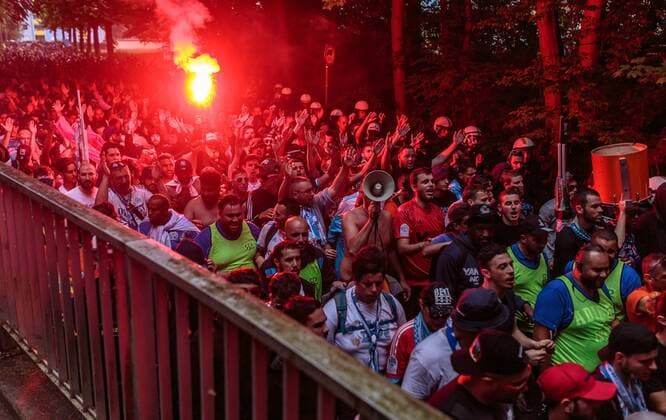 03 05 2018 Red Bull Arena Salzburg AUT UEFA EL FC Salzburg vs. Olympique Marseille Semifinals Back in the picture Policemen escort the March Marseille fan march down Bengali torches during the UEFA Europa League semifinal 2nd leg match between FC Salzburg and Olympique Marseille at the Red Bull Arena in Salzburg Austria on 2018 05 03 Salzburg  EX_FEI
