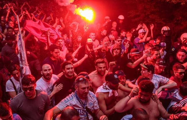 03 05 2018 Red Bull Arena Salzburg AUT UEFA EL FC Salzburg vs. Olympique Marseille Semifinals Back in the picture Policemen escort the March Marseille fan march down Bengali torches during the UEFA Europa League semifinal 2nd leg match between FC Salzburg and Olympique Marseille at the Red Bull Arena in Salzburg Austria on 2018 05 03 Salzburg  EX_FEI