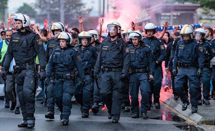 03 05 2018 Red Bull Arena Salzburg AUT UEFA EL FC Salzburg vs. Olympique Marseille Semifinals Back in the picture Policemen escort the March Marseille fan march down Bengali torches during the UEFA Europa League semifinal 2nd leg match between FC Salzburg and Olympique Marseille at the Red Bull Arena in Salzburg Austria on 2018 05 03 Salzburg  EX_FEI