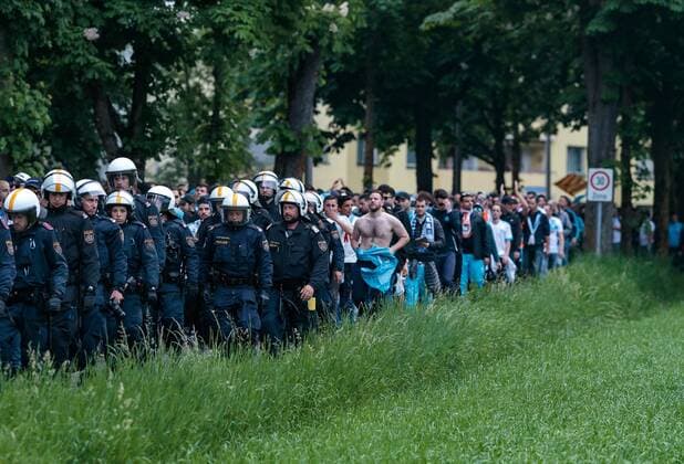 03 05 2018 Red Bull Arena Salzburg AUT UEFA EL Salzburg vs. Olympique Marseille Semifinals Back in the picture Police accompany Marseille fans march during the UEFA Europa League Semifinal 2nd Leg match between FC Salzburg and Olympique Marseille at the Red Bull Arena in Salzburg Austria on 2018 05 03 Salzburg  EX_FEI