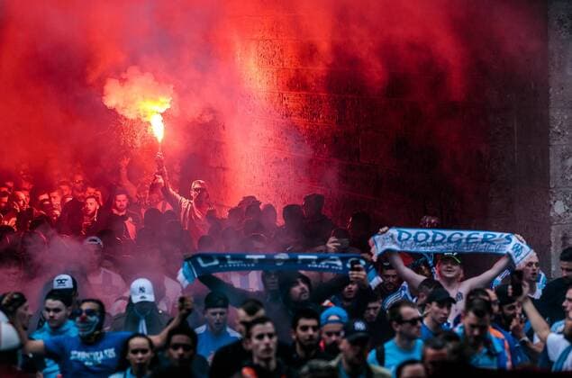 03 05 2018 Red Bull Arena Salzburg AUT UEFA EL FC Salzburg vs. Olympique Marseille Semifinals Back in the picture Policemen escort the March Marseille fan march down Bengali torches during the UEFA Europa League semifinal 2nd leg match between FC Salzburg and Olympique Marseille at the Red Bull Arena in Salzburg Austria on 2018 05 03 Salzburg  EX_FEI