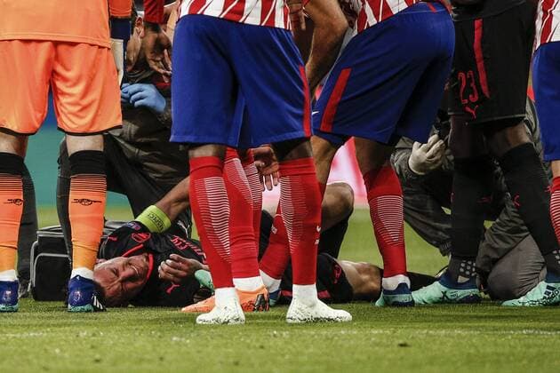 Bilder des Tages - SPORT 3rd May 2018, Wanda Metropolitano, Madrid, Spain; UEFA Europa League football, semi final, 2nd leg, Atletico Madrid versus Arsenal; Laurent Koscielny (Arsenal) is injured and substituted  ActionPlus12019172