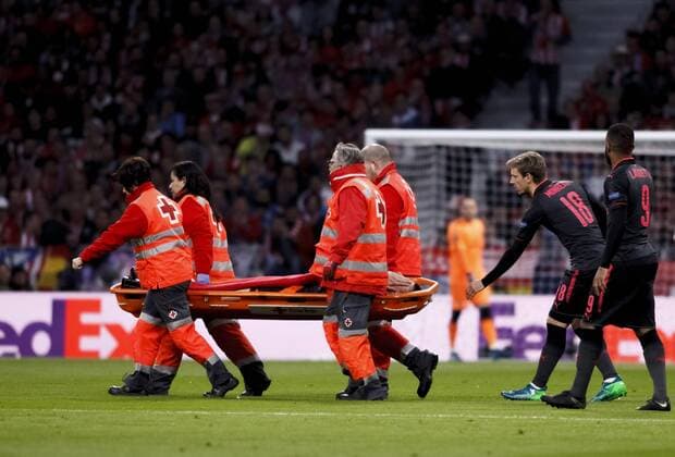 Laurent Koscielny of Arsenal results injured during the UEFA Europe League 2017 18 Semi final second leg match between Atletico de Madrid and Arsenal at Wanda Metropolitano Stadium in Madrid on May 3, 2018. (Photo by Guille Martinez Cordon Press)  xGuillexMartinezx xEuropaxLeaguex2017 18:xAtleticoxdexMadridxvsxArsenalx