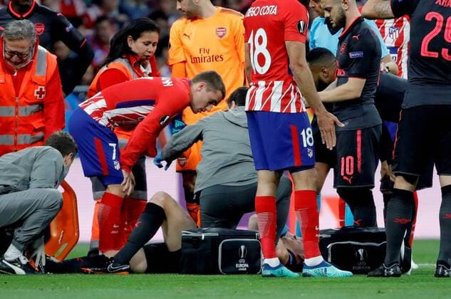 Aresenal s French defender Laurent Koscielny (C) gets injured during the UEFA Europa League semifinal second leg match between Atletico de Madrid and Arsenal at the Wanda Metropolitano stadium in Madrid, Spain, 03 May 2017. Atletico de Madrid vs. Arsenal !ACHTUNG: NUR REDAKTIONELLE NUTZUNG!  Copyright: xRodrigoxJimenezx CDM04 20180503-636609811555488124