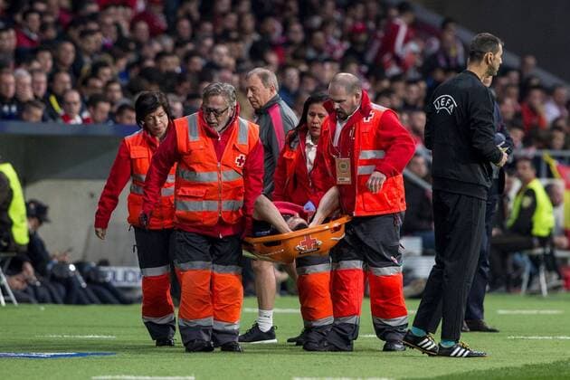 Aresenal s French defender Laurent Koscielny (C) gets injured during the UEFA Europa League semifinal second leg match between Atletico de Madrid and Arsenal at the Wanda Metropolitano stadium in Madrid, Spain, 03 May 2017. Atletico de Madrid vs. Arsenal !ACHTUNG: NUR REDAKTIONELLE NUTZUNG!  Copyright: xRodrigoxJimenezx CDM09 20180503-636609814737052844