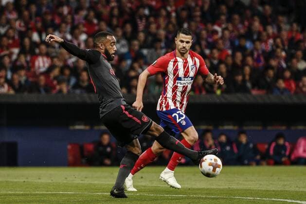 3rd May 2018, Wanda Metropolitano, Madrid, Spain; UEFA Europa League football, semi final, 2nd leg, Atletico Madrid versus Arsenal; Lacazette (Arsenal) stretches to control the ball  ActionPlus12019177