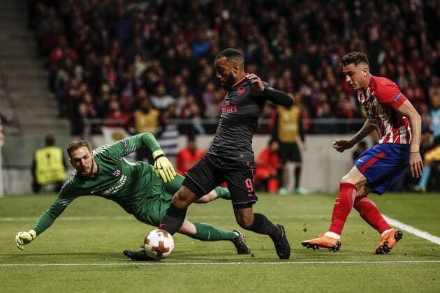 3rd May 2018, Wanda Metropolitano, Madrid, Spain; UEFA Europa League football, semi final, 2nd leg, Atletico Madrid versus Arsenal; Alexandre Lacazette (Arsenal) drives forward on the ball as goalkeeper Jan Oblak (Atletico de Madrid) comes out to challenge  ActionPlus12019184
