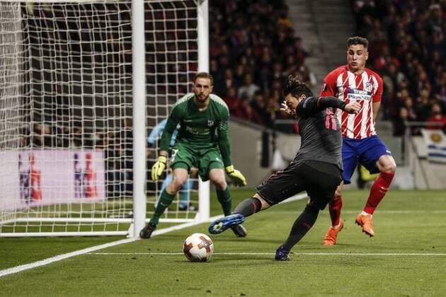 Bilder des Tages - SPORT 3rd May 2018, Wanda Metropolitano, Madrid, Spain; UEFA Europa League football, semi final, 2nd leg, Atletico Madrid versus Arsenal; Mesut Ozil (Arsenal) crosses into the 6-yard box cleared by Godin  ActionPlus12019187