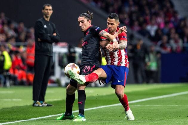 Atletico de Madrid s Vitolo Machin (R) vies for the ball with Arsenal s Hector Bellerin during the UEFA Europa League semifinal second leg match between Atletico de Madrid and Arsenal at the Wanda Metropolitano stadium in Madrid, Spain, 03 May 2017. Atletico de Madrid vs. Arsenal !ACHTUNG: NUR REDAKTIONELLE NUTZUNG!  Copyright: xRodrigoxJimenezx CDM13 20180503-636609817194261583