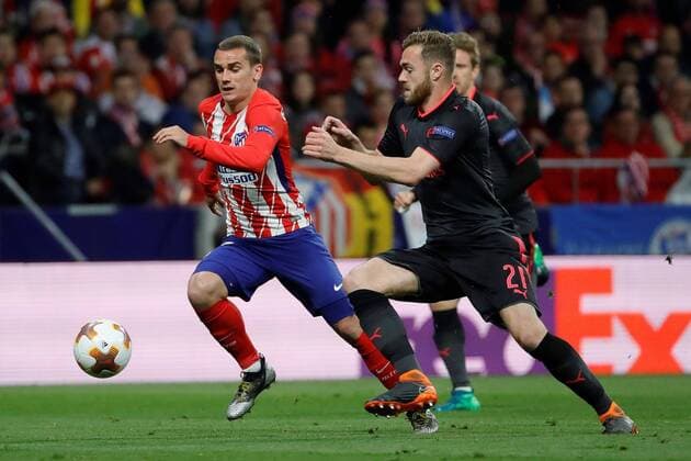 Atletico de Madrid s Antoine Griezmann (L) vies for the ball with Arsenal s Callum Chalmers during the UEFA Europa League semifinal second leg match between Atletico de Madrid and Arsenal at the Wanda Metropolitano stadium in Madrid, Spain, 03 May 2017. Atletico de Madrid vs. Arsenal !ACHTUNG: NUR REDAKTIONELLE NUTZUNG!  Copyright: xJuanJoxMartinx CDM15 20180503-636609817836301045