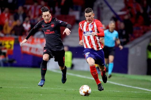 Bilder des Tages - SPORT Atletico de Madrid s Lucas Hernandez (R) vies for the ball wuth Arsenal s Mesut Ozil during the UEFA Europa League semifinal second leg match between Atletico de Madrid and Arsenal at the Wanda Metropolitano stadium in Madrid, Spain, 03 May 2017. Atletico de Madrid vs. Arsenal !ACHTUNG: NUR REDAKTIONELLE NUTZUNG!  Copyright: xJuanJoxMartinx CDM17 20180503-636609818493184476