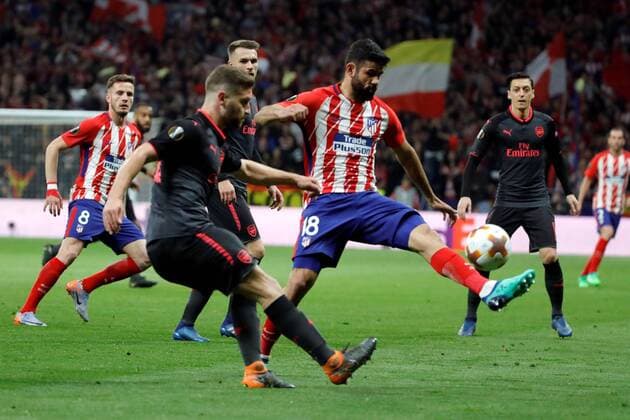 Atletico de Madrid s Diego Costa (R) vies for the ball with Arsenal s Shkodran Mustafi during the UEFA Europa League semifinal second leg match between Atletico de Madrid and Arsenal at the Wanda Metropolitano stadium in Madrid, Spain, 03 May 2017. Atletico de Madrid vs. Arsenal !ACHTUNG: NUR REDAKTIONELLE NUTZUNG!  Copyright: xJuanJoxMartinx CDM24 20180503-636609826182196360