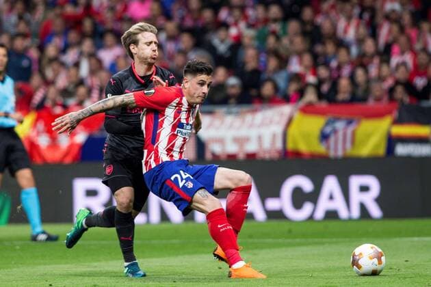 Atletico de Madrid s Gimenez (R) vies for the ball with Arsenal s Monreal during the UEFA Europa League semifinal second leg match between Atletico de Madrid and Arsenal at the Wanda Metropolitano stadium in Madrid, Spain, 03 May 2017. Atletico de Madrid vs. Arsenal !ACHTUNG: NUR REDAKTIONELLE NUTZUNG!  Copyright: xRodrigoxJimenezx CDM27 20180503-636609828716914201