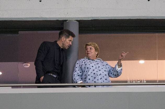 Atletico de Madrid s head coach Simeone (L) and his mother during the UEFA Europa League semifinal second leg match between Atletico de Madrid and Arsenal at the Wanda Metropolitano stadium in Madrid, Spain, 03 May 2017. Atletico de Madrid vs. Arsenal !ACHTUNG: NUR REDAKTIONELLE NUTZUNG!  Copyright: xRodrigoxJimenezx CDM38 20180503-636609844182495601