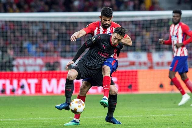 Atletico de Madrid s Diego Costa (back) vies for the ball with Arsenal s Mesut Ozil during the UEFA Europa League semifinal second leg match between Atletico de Madrid and Arsenal at the Wanda Metropolitano stadium in Madrid, Spain, 03 May 2017. Atletico de Madrid vs. Arsenal !ACHTUNG: NUR REDAKTIONELLE NUTZUNG!  Copyright: xRodrigoxJimenezx CDM39 20180503-636609849184088061