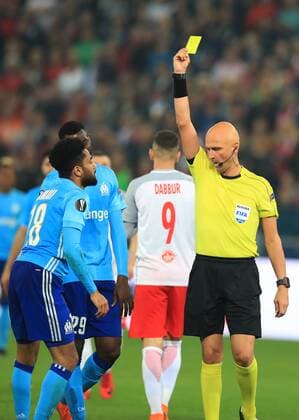 SOCCER - EL, RBS vs Marseille SALZBURG,AUSTRIA,03.MAY.18 - SOCCER - UEFA Europa League, semifinal, Red Bull Salzburg vs Olympique Marseille. Image shows Jordan Amavi (Marseille) and the referee. Keywords: yellow card. GEPAxpictures xMarioxBuehner