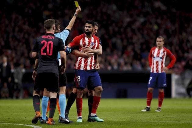 Diego Costa of Atletico de Madrid receives a yellow card during the UEFA Europe League 2017 18 Semi final second leg match between Atletico de Madrid and Arsenal at Wanda Metropolitano Stadium in Madrid on May 3, 2018. (Photo by Guille Martinez Cordon Press)  xGuillexMartinezx xEuropaxLeaguex2017 18:xAtleticoxdexMadridxvsxArsenalx
