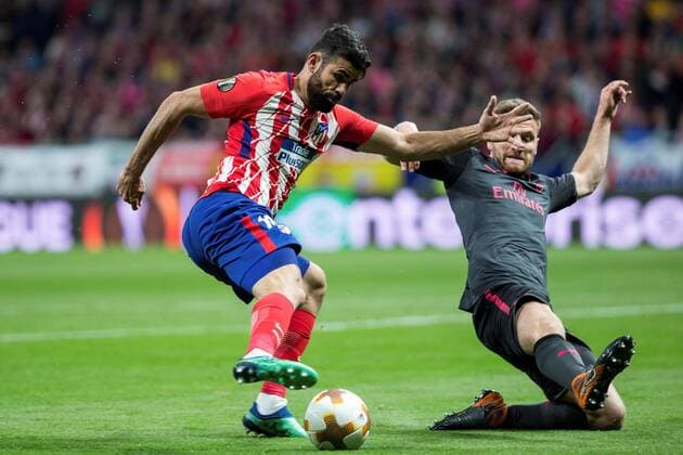 Atletico de Madrid s Diego Costa (L) vies for the ball with Arsenal s Shkodran Mustafi during the UEFA Europa League semifinal second leg match between Atletico de Madrid and Arsenal at the Wanda Metropolitano stadium in Madrid, Spain, 03 May 2017. Atletico de Madrid vs. Arsenal !ACHTUNG: NUR REDAKTIONELLE NUTZUNG!  Copyright: xRodrigoxJimenezx CDM43 20180503-636609872092288835