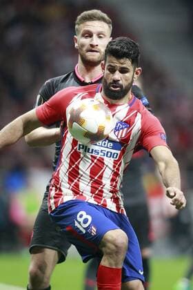 Atletico de Madrid s Diego Costa (r) and Arsenal FC s Shkodran Mustafi during Europa League Semi-finals, 2ndt leg. May 3,2018.  (2018050347)