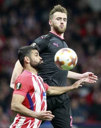 Atletico de Madrid s Diego Costa (l) and Arsenal FC s Calum Chambers during Europa League Semi-finals, 2ndt leg. May 3,2018.  (2018050344)