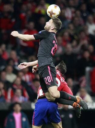 Atletico de Madrid s Fernando Torres (r) and Arsenal FC s Shkodran Mustafi during Europa League Semi-finals, 2ndt leg. May 3,2018.  (2018050367)