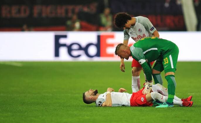 SOCCER - EL, RBS vs Marseille SALZBURG,AUSTRIA,03.MAY.18 - SOCCER - UEFA Europa League, semifinal, Red Bull Salzburg vs Olympique Marseille. Image shows Andre Ramalho (RBS), Alexander Walke (RBS) and Valon Berisha (RBS). Keywords: Injury. GEPAxpictures xMarioxBuehner